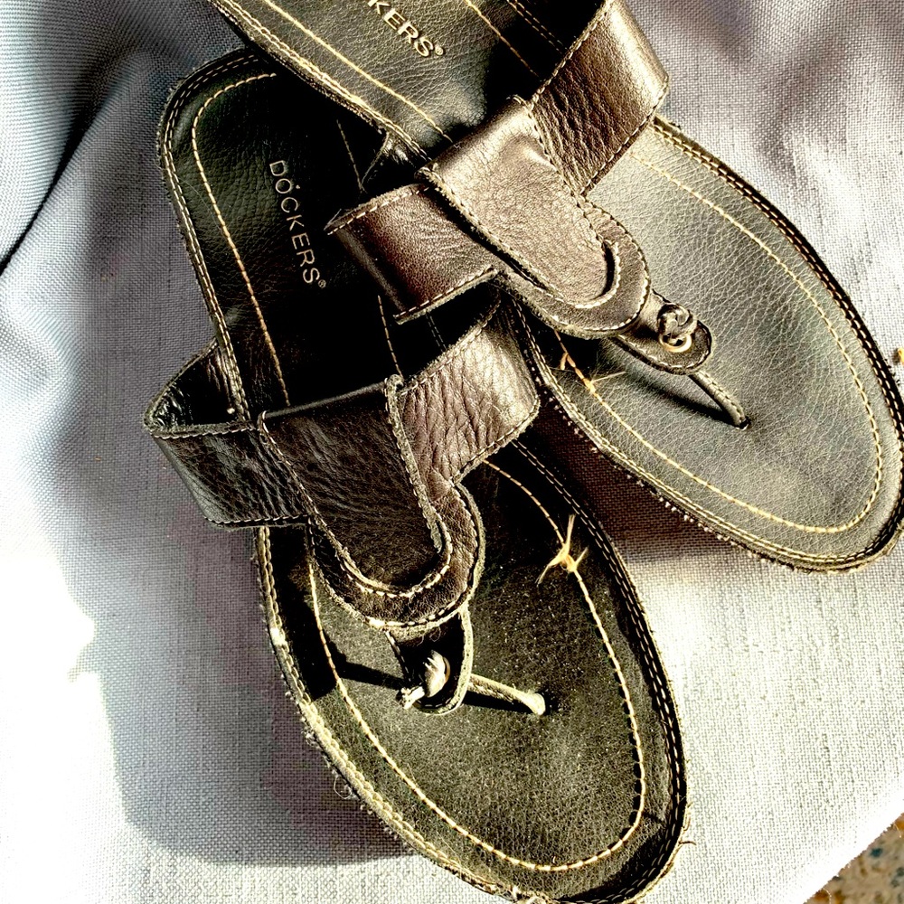 Dockers soft black leather flip flops size 7